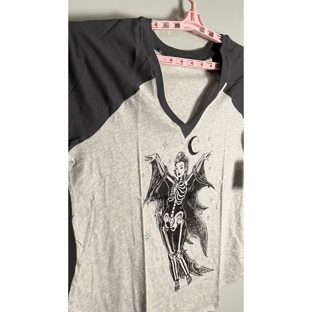 NWT Torrid Sketch Witch Skeleton Raglan Tee Grey Black 3/4 Sleeve V-Neck 1X - Picture 5 of 11